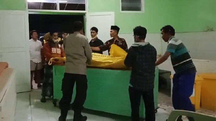 Torawi (59) tiba-tiba ditikam tetangganya menggunakan pisau hingga tewas, Senin (9/10/2023) malam. Terungkap motif pelaku karena geram ibunya diperkosa korban.