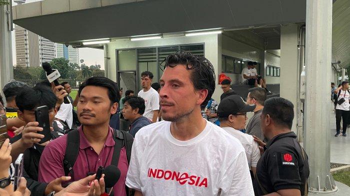 Gelandang Timnas Indonesia, Thom Haye, usai berlatih di Lapangan A & B Komplek GBK, Senayan, Jakarta, Selasa (28/5/2024)