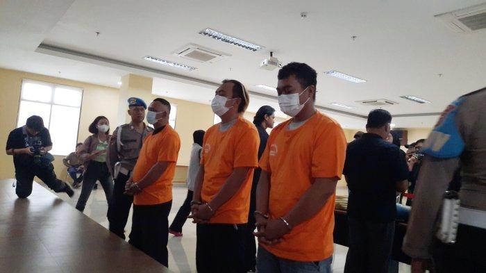 Tiga orang tersangka kasus bbm campur air SPBU Pertamina 34.17106 Bulanbulan Kota Bekasi, Rabu (27/3/2024).