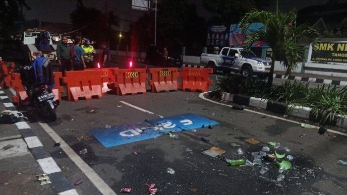 Tiga petugas Dishub Kota Tangerang menjadi korban kecelakaan mobil yang dikemudikan pemuda mabuk menjelang persiapan Car Free Day. Terlihat barrier yang ditabrak tersangka.