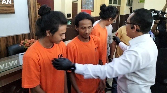 Tiga tersangka pengeroyokan Babinsa di Pesanggrahan saat dihadirkan dalam jumpa pers di Polres Metro Jakarta Selatan, Senin (16/10/2023).