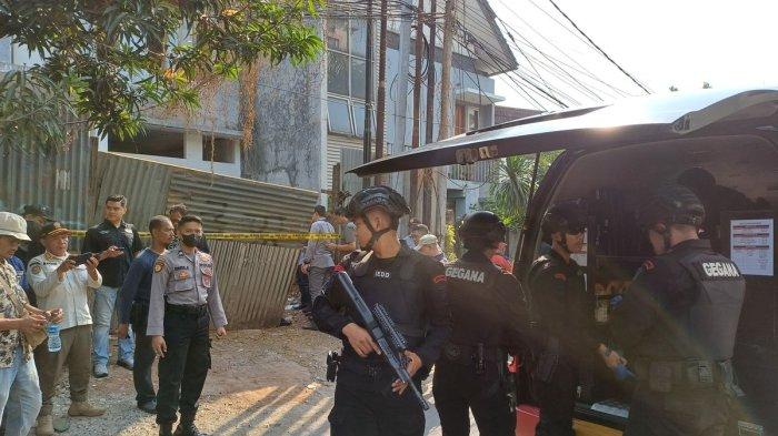 Tim Penjinak Bom Gegana Polri tiba di lokasi ledakan yang menewaskan satu orang kuii bangunan di Jalan Prahu, Kelurahan Guntur, Setiabudi , Jakarta Selatan, Rabu (18/10/2023).