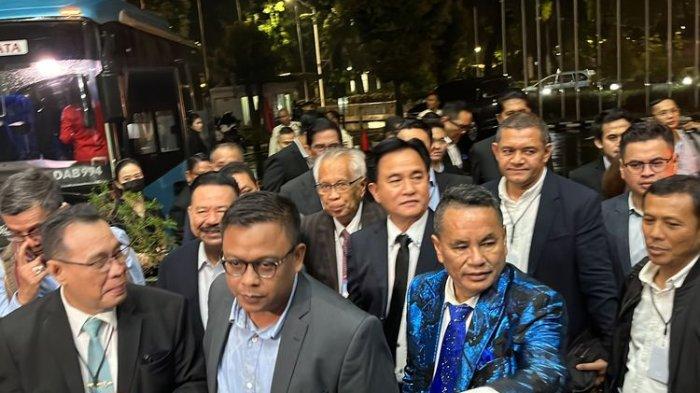 Tim hukum pasangan calon presiden dan calon wakil presiden nomor urut 2, Prabowo Subianto dan Gibran Rakabuming Raka mendatangi Gedung Mahkamah Konstitusi (MK) Senin (25/3/2024) malam. Tim Pembela Prabowo-Gibran itu di antaranya adalah Yusril Ihza Mahendra, Otto Hasibuan, Hinca Pandjaitan, Hotman Paris, hingga OC Kaligis.

Artikel ini telah tayang di Kompas.com dengan judul 