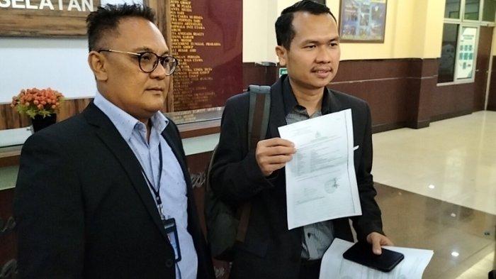 Tim kuasa hukum siswa berinisial AF korban bullying di SMAN 26 Jakarta saat menyambangi Polres Metro Jakarta Selatan, Jumat (8/12/2023).