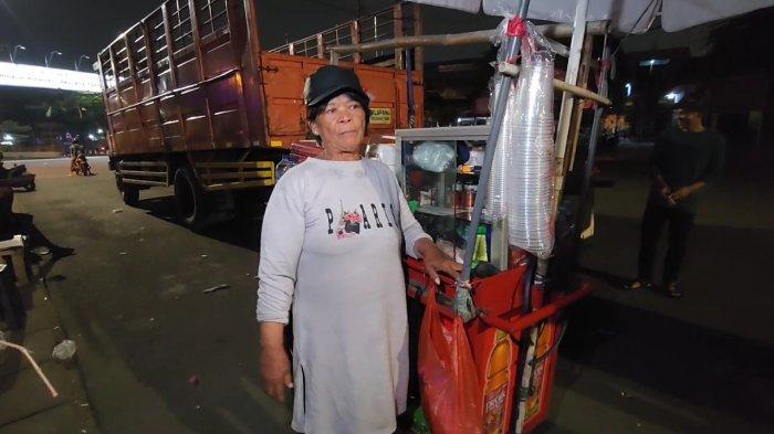 Titin Sri Darmawangsih, salah satu pedagang korban penipuan di Jalan Lodan Raya, Ancol, Pademangan, Jakarta Utara, Senin (14/10/2024). 