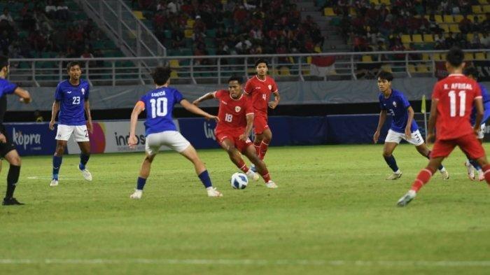 Aksi pemain Timnas Indonesia U19, Toni Firmansyah saat menghadapi Kamboja pada pertandingan Piala AFF U19 2024, Sabtu (20/7/2024) di Stadion Gelora Bung Tomo, Surabaya, Jawa Timur