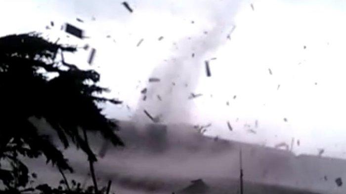 Angin tornado melanda Rancaekek, Bandung.