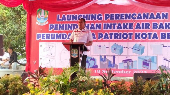 Wali Kota Bekasi Tri Adhianto saat meresmikan pembangunan relokasi intake PDAM Tirta Patriot di saluran Palanta Bekasi Selatan, Senin (19/92023).