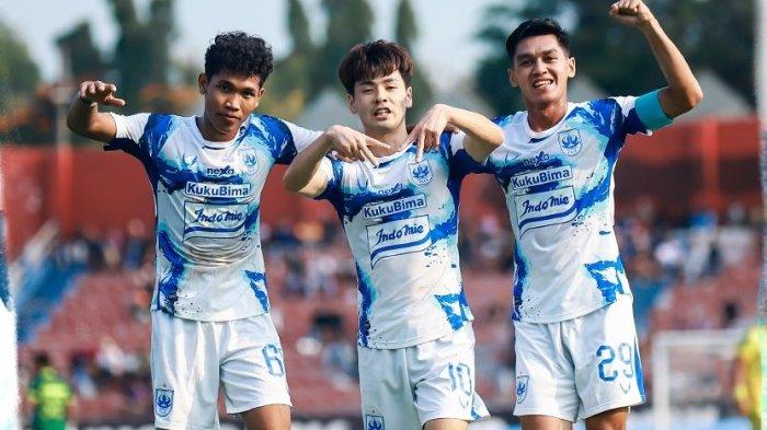 3 Pemain PSIS Semarang Tri Setiawan, Taisei Marukawa, dan Septian David Maulana melakukan selebrasi usai mencetak gol ke gawang Persik Kediri.