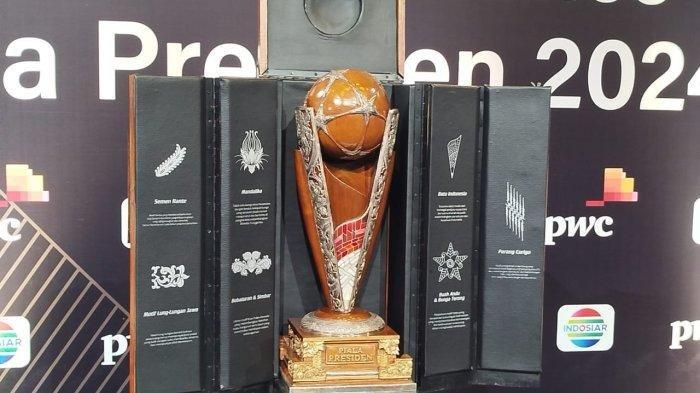 Trofi Piala Presiden 2024 yang dipamerkan dalam konferensi pers.