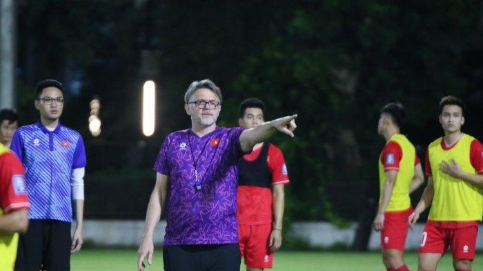 Pelatih Vietnam Philippe Troussier mengawal latihan Golden Star Warriors di komplesk GBK, Selasa (19/3/2024).