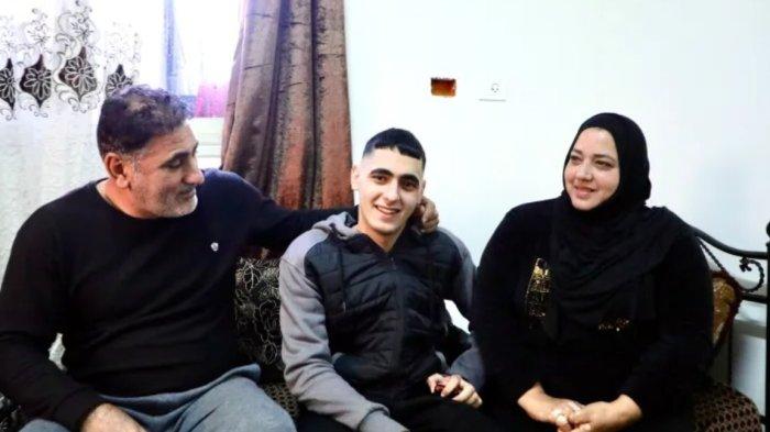 Ubai Youssef bersama ibu dan ayahnya setelah dibebaskan Israel.