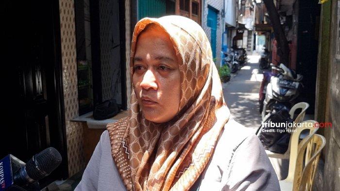 Ungkap keseharian korban. Ketua RT 05 RW 02, Angke, Sripriyanty mengungkapkan keseharian dari  TSL (59) dan ES (35), ibu dan anak yang jasadnya ditemukan di toren air rumahnya. (Elga Hikari Putra/TribunJakarta.com).