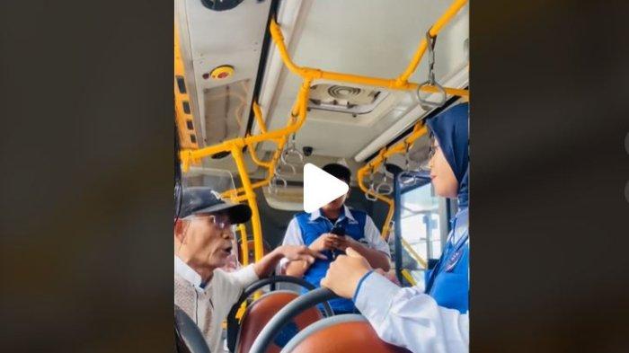Video yang merekam seorang kakek-kakek mengamuk di bus TransJakarta viral di media sosial, pada Selasa (10/12/2024).