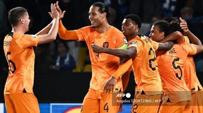 Bek Belanda, Virgil van Dijk merayakan gol bersama tim Belanda setelah memenangkan pertandingan.