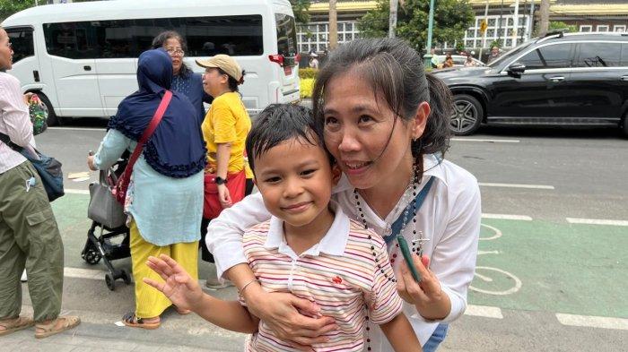 Vivi dan Adit tampak memamerkan rosario pemberian Paus Fransiskus, Kamis (5/9/2024).
