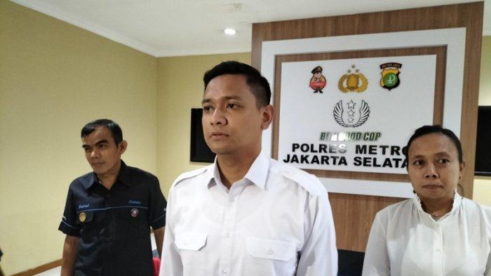 Wakasat Reskrim Polres Metro Jakarta Selatan Kompol Henrikus Yossi saat diwawancarai soal kasus pembunuhan oleh ayah terhadap empat anaknya di Jagakarsa, Jakarta Selatan, Senin (11/12/2023).