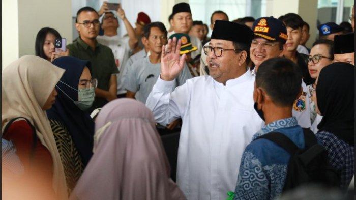 Wakil Gubernur DKI Jakarta Rano Karno saat menyapa peserta mudik gratis perairan di Pelabuhan Muara Angke, Penjaringan, Jakarta Utara, Jumat (28/3/2025).