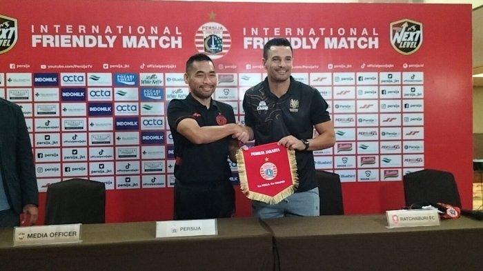 Wakil Presiden Persija Jakarta Ganesha Putera (kiri) bersama pelatih Ratchaburi FC di Hotel Horis Bekasi, Sabtu (24/6/2023).