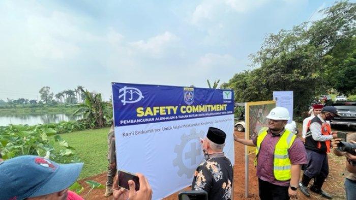 Wali Kota Depok, Mohammad Idris, saat dijumpai wartawan di area pembangunan Alun-Alun Taman Hutan Kota Depok, Sawangan, Jumat (23/6/2023).