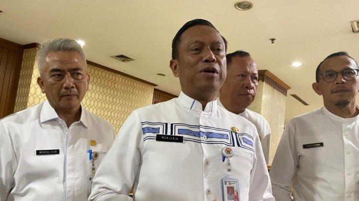 Wali Kota Jakarta Selatan Munjirin saat diwawancarai soal polemik limbah kotoran sapi di permukiman warga di Kelurahan Cikoko, Pancoran, Jakarta Selatan, Jumat (7/7/2023).