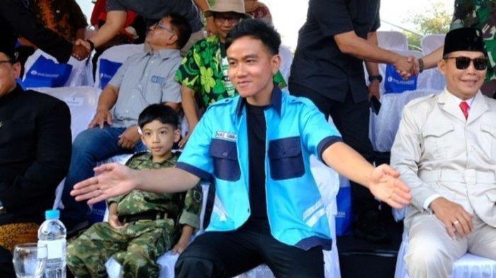 Wali Kota Solo Gibran Rakabuming Raka, kenakan baju petugas atau juru parkir saat Pawai pembangunan mengangkat tema dengan 17 titik prioritas, digelar di Kota Solo, Jawa Tengah (Jateng), sepanjang Jalan Slamet Riyadi, pada Jumat (18/8/2023).