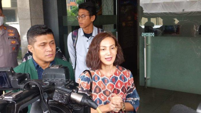 Wanda Hamidah dijumpai wartawan usai memberikan menjalani pemeriksaan di Polres Metro Depok, Senin (30/5/2022).