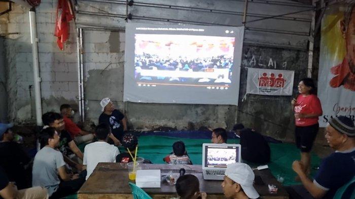Warga RT 05 RW 02 Kampung Guji Baru, Duri Kepa, Kebon Jeruk, Jakarta Barat menyaksikan nobar debat cawapres di aula warga, Jumat (22/12/2023).
