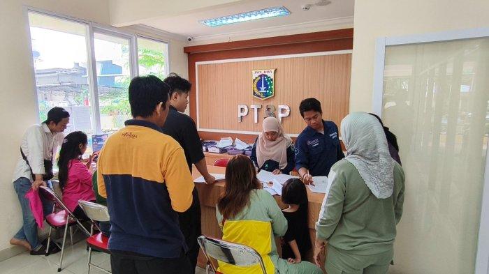 Warga memadati Kantor Kelurahan Kebon Bawang, Tanjung Priok, Jakarta Utara di hari pertama masuk kerja usai libur panjang Lebaran 2024, Selasa (16/4/2024).