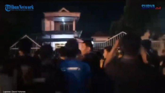 Warga mengerubungi rumah Pasutri Tulungagung yang diduga menjadi korban pembunuhan.