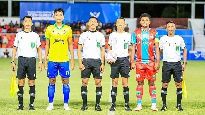 Wasit Asal OKU Timur Eko Agus Sugiharto (pegang bola) ketika memimpin laga PON Aceh-Sumut, Kamis (5/9/2024).