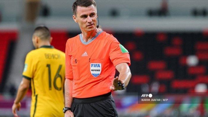 Wasit Uzbekistan Tantashev Ilgiz memberi isyarat selama pertandingan sepak bola kualifikasi play-off Piala Dunia FIFA 2022 antara UEA dan Australia - sosok pengadil pertandingan Timnas Indonesia vs Irak dalam pertandingan perdana Piala Asia 2023