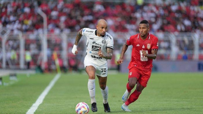 Penyerang Persija Jakarta, Gustavo Almeida berusaha menghindari kejaran pemain Malut United, Wbeymar Angulo.