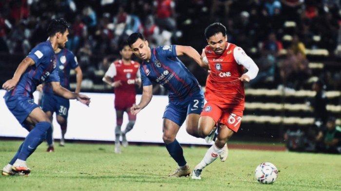 Winger Timnas Indonesia eks Sabah FC, Saddil Ramdani saat berduel dengan pemain Johor Darul Takzim (JDT) di Liga Malaysia.