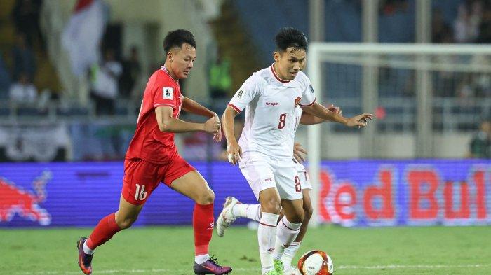 Winger Timnas Indonesia Witan Sulaeman berusaha menghindar dari kejaran pemain Vietnam.