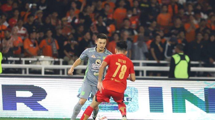 Pemain Persebaya Surabaya, Sho Yamamoto berusaha melewati pemain Persija Jakarta Witan Sulaeman di Stadion Utama Gelora Bung Karno (SUGBK), Jakarta, Minggu (30/7/2023).