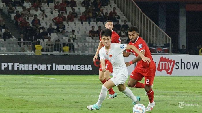 Pemain Timnas Indonesia Yacob Sayuri berebut bola dengan pemain Vietnam pada babak kualifikasi piala dunia 2026 di Stadion Utama Gelora Bung Karno, Jakarta Selatan, Kamis (21/3/2024). Pada babak pertama skor akhir 0-0 kedua tim saling menyerang.