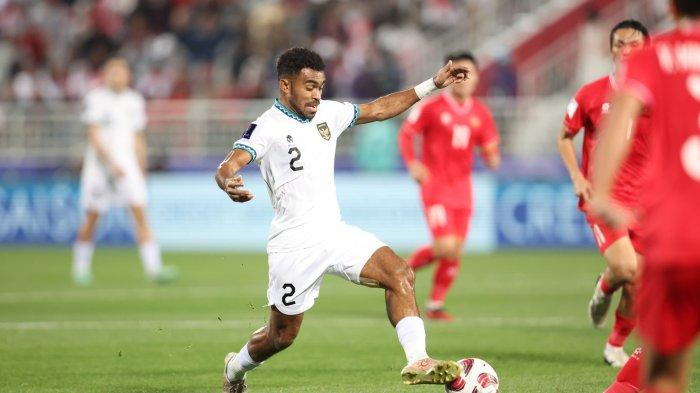Bek sayap Timnas Indonesia Yacob Sayuri berusaha menghindari pemain Vietnam. Timnas Indonesia berhasil meraih kemenangan 1-0 kontra Vietnam pada laga kedua fase Grup D Piala Asia 2023, Jumat (19/1/2023) malam WIB.