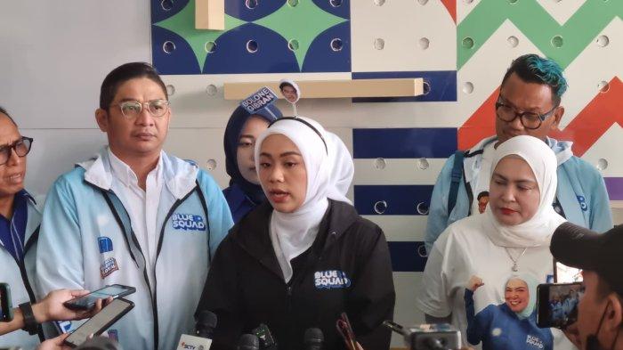 Ketua DPP PAN, Zita Anjani (tengah) didampingi Pasha Ungu (kiri) dan Uya Kuya (belakang kanan) menghadiri pemeriksaan di Bawaslu Jakarta Pusat, Kamis (21/12/2023) terkait dugaan pelanggaran kampanye Gibran Rakabuming Raka di CFD.