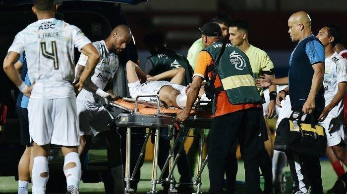 Dedi Kusnandar (Persib) saat mendapatkan perawatan medis karena cedera kaki serius di Liga 1 2024/2025 melawan Barito Putera, Rabu (18/12) malam WIB.
