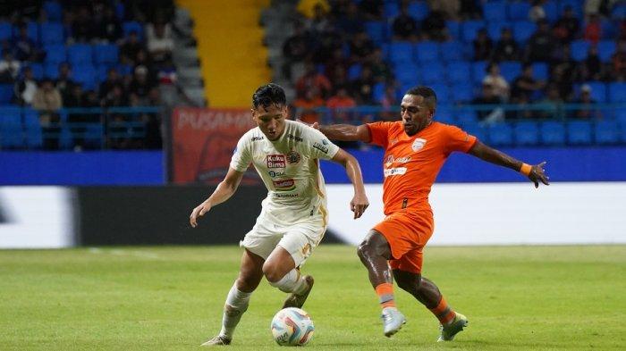 Gelandang Persija Jakarta Syahrian Abimanyu dikawal winger Borneo FC Terens Puhiri - Hasil Liga 1 pada pertandingan Borneo FC vs Persija Jakarta berkesudahan dengan skor akhir 3-1 untuk kemenangan Pesut Etam, Selasa (6/2/2024) di Stadion Batakan.