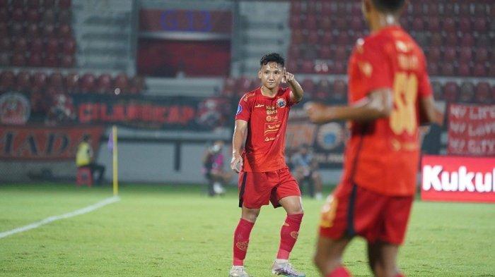 Aksi gelandang bertahan Persija Jakarta, Syahrian Abimanyu di kompetisi Liga 1.