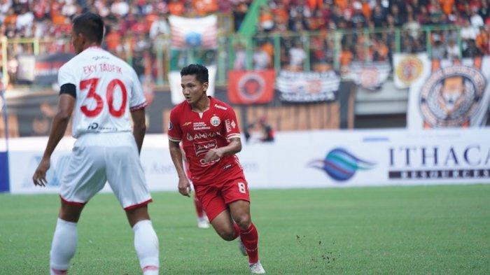 Gelandang Persija Jakarta, Syahrian Abimanyu saat diturunkan bermain melawan Persis Solo di Stadion Patriot Candrabhaga, Bekasi, Minggu (31/7/2022).