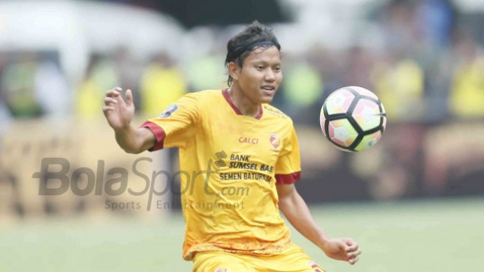 Gelandang Sriwijaya FC, Adam Alis, dalam pertandingan perdana Grup A Piala Presiden 2018 di Stadion Gelora Bandung Lautan Api, Bandung, Selasa (16/1/2018).  BOLASPORT.COM/HERKA YANIS PANGARIBOWO