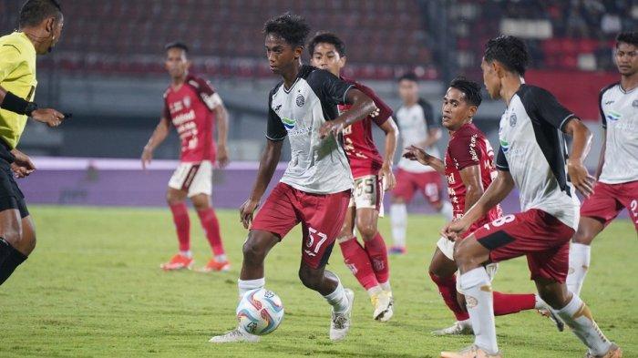 Gelandang muda Persija Jakarta, Aditya Warman berusaha melewati hadangan Bali United.