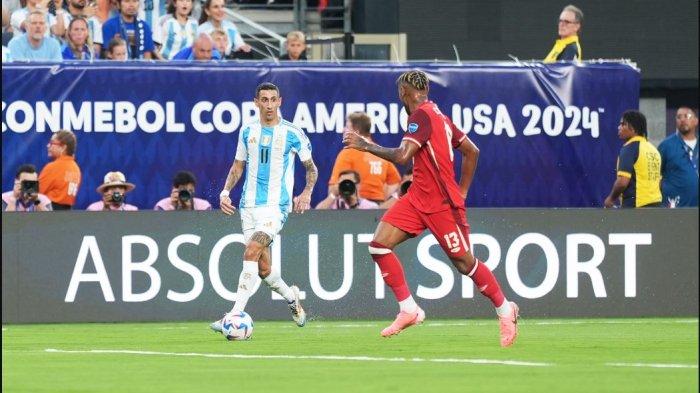 Winger Timnas Argentina, Angel Di Maria berusaha melewati penjagaan pemain Kanada.