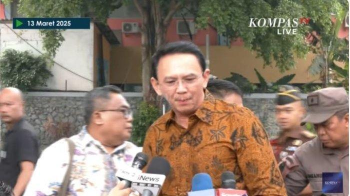 AHOK DI KEJAGUNG - Mantan Komisaris Utama (Komut) PT Pertamina, Basuki Tjahaja Purnama alias Ahok telah tiba di Gedung Kejagung, Jakarta pada Kamis (13/3/2025) sekira pukul 08.36 WIB. Dia bakal diperiksa sebagai saksi dalam kasus mega korupsi tata kelola minyak mentah dan produksi kilang pada PT Pertamina Patra Niaga periode 2018-2023.