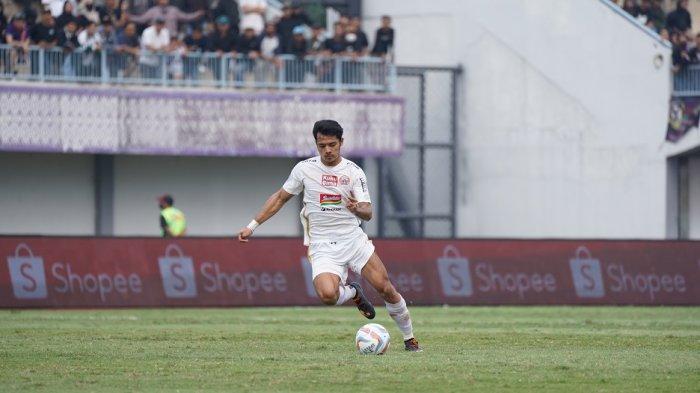 Aksi penyerang Persija Jakarta Aji Kusuma saat diturunkan bermain melawan Persita Tangerang di Stadion Indomilk Arena, Tangerang, Banten, Sabtu (22/7/2023).