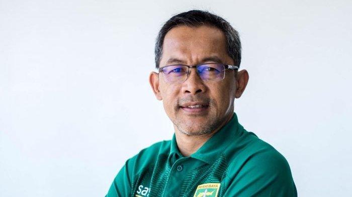 Aji Santoso resmi menjadi pelatih Persebaya di Shopee Liga 1 2019 sejak hari ini (31/10). Ia bakal membenahi mental dan fighting spirit pemain serta cara bermain skuad Persebaya.