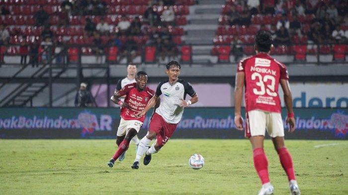 Bek Persija Jakarta, Akbar Arjunsyah dikawal ketat pemain Bali United Privat Mbarga.